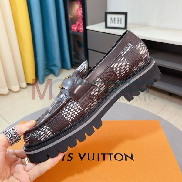 ̺   LV22011806-7